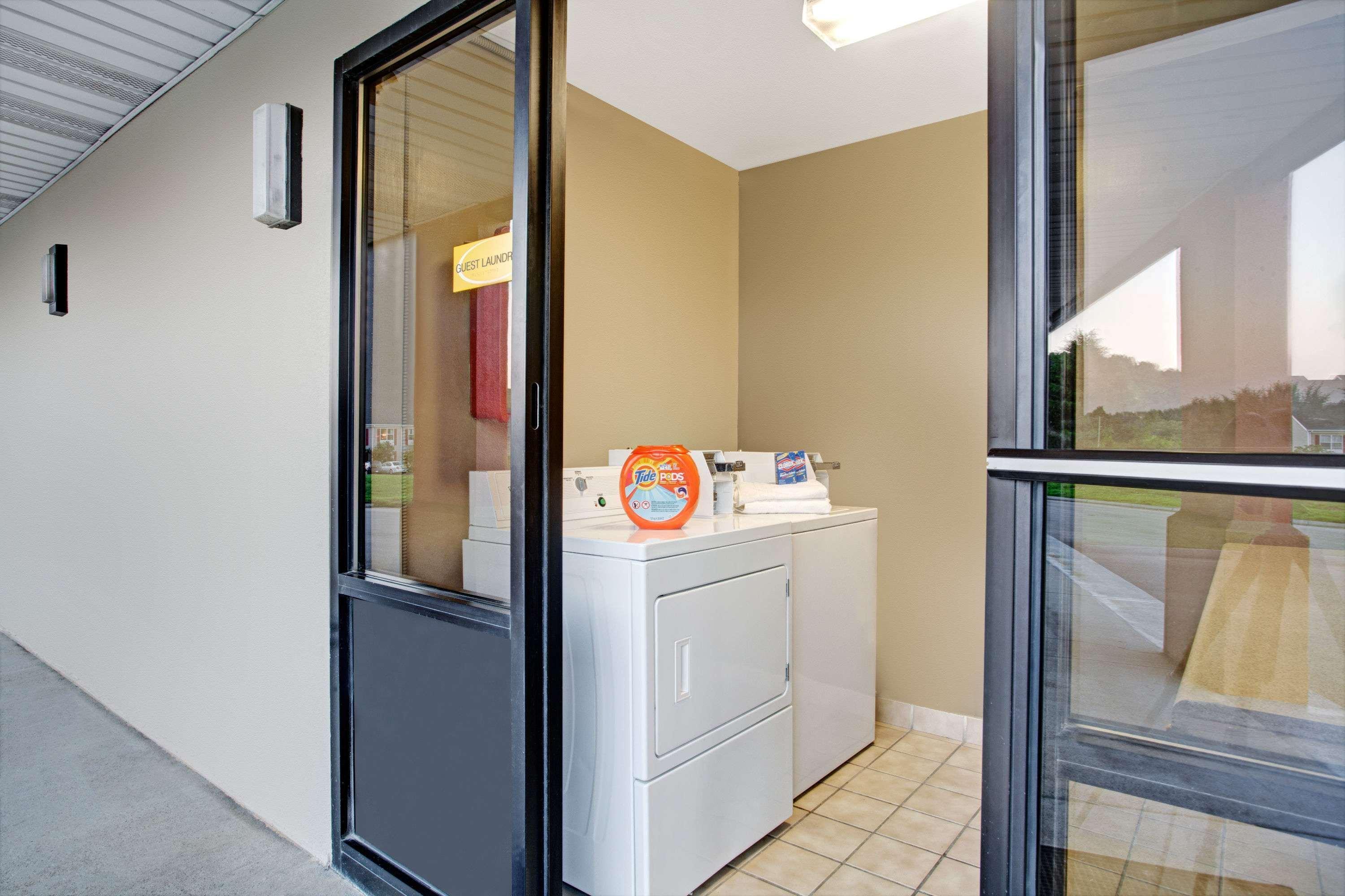 Super 8 By Wyndham Knoxville East 38/38
