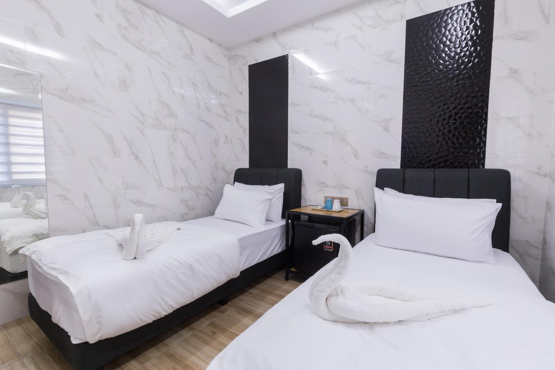 DELUXE, TWIN BEDS