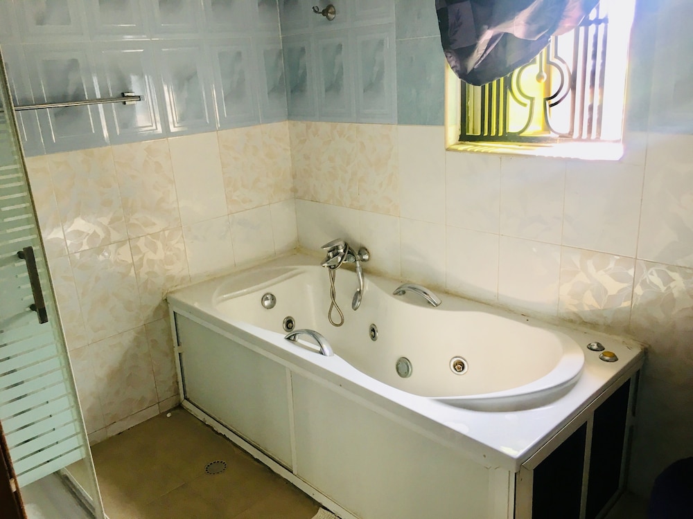 Hymax Grace Hotel And Suites 28/29