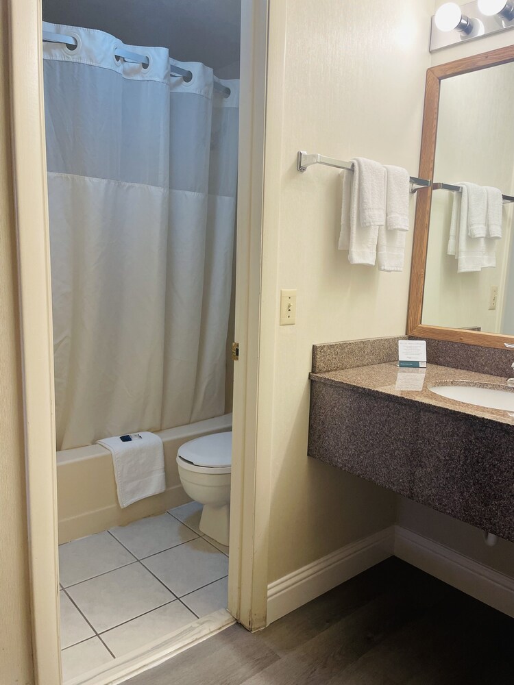 Americas Best Value Inn Sandpoint 21/49