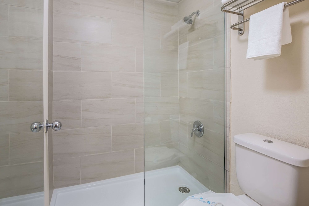 Quality Inn and Suites Suffolk 8/43