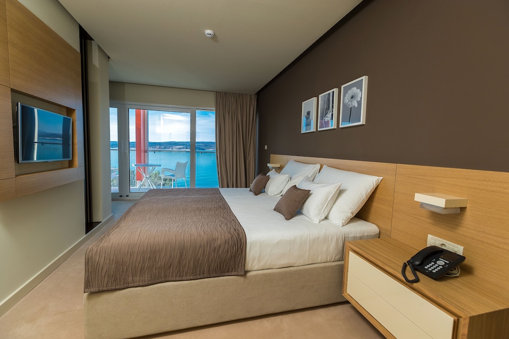 1 Bedroom, Tower, Deluxe, Suite, King Bed, Sea View, Sofa