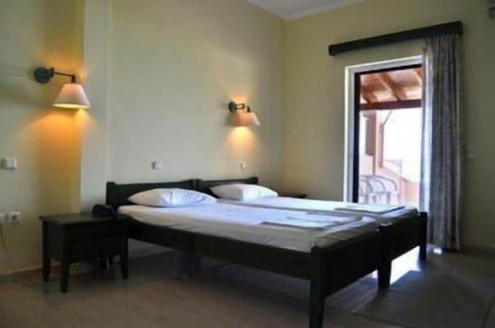 Paramonas Hotel 15/50