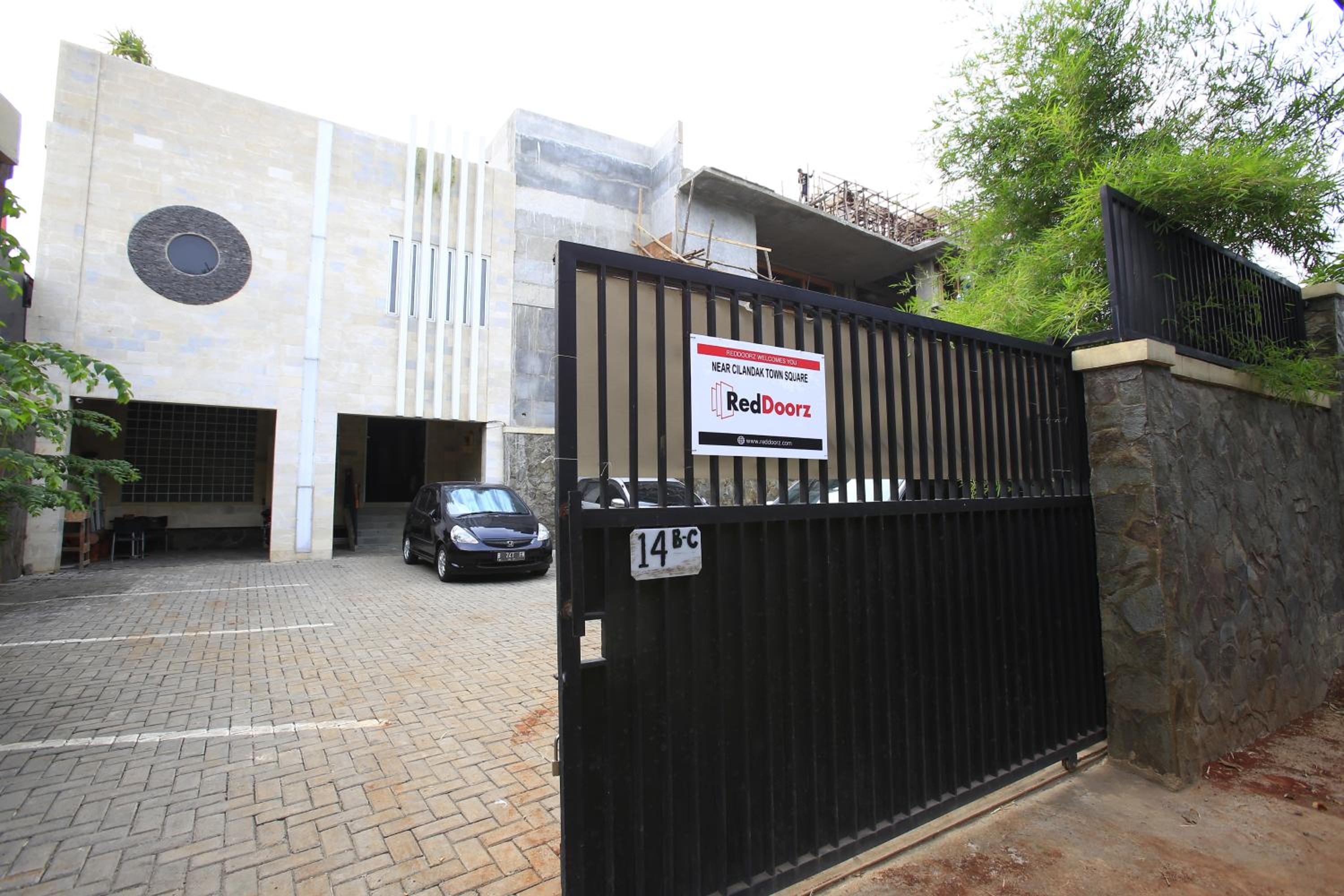 REDDOORZ NEAR CILANDAK TOWN SQUARE 38/40