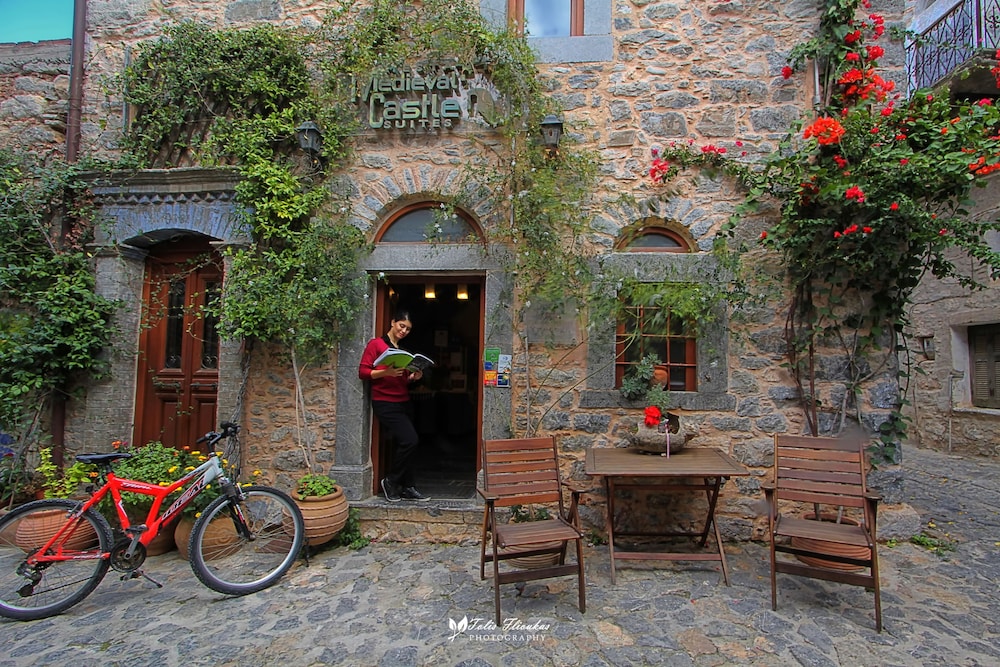 MEDIEVAL CASTLE SUITES TRADITIONAL 45/50