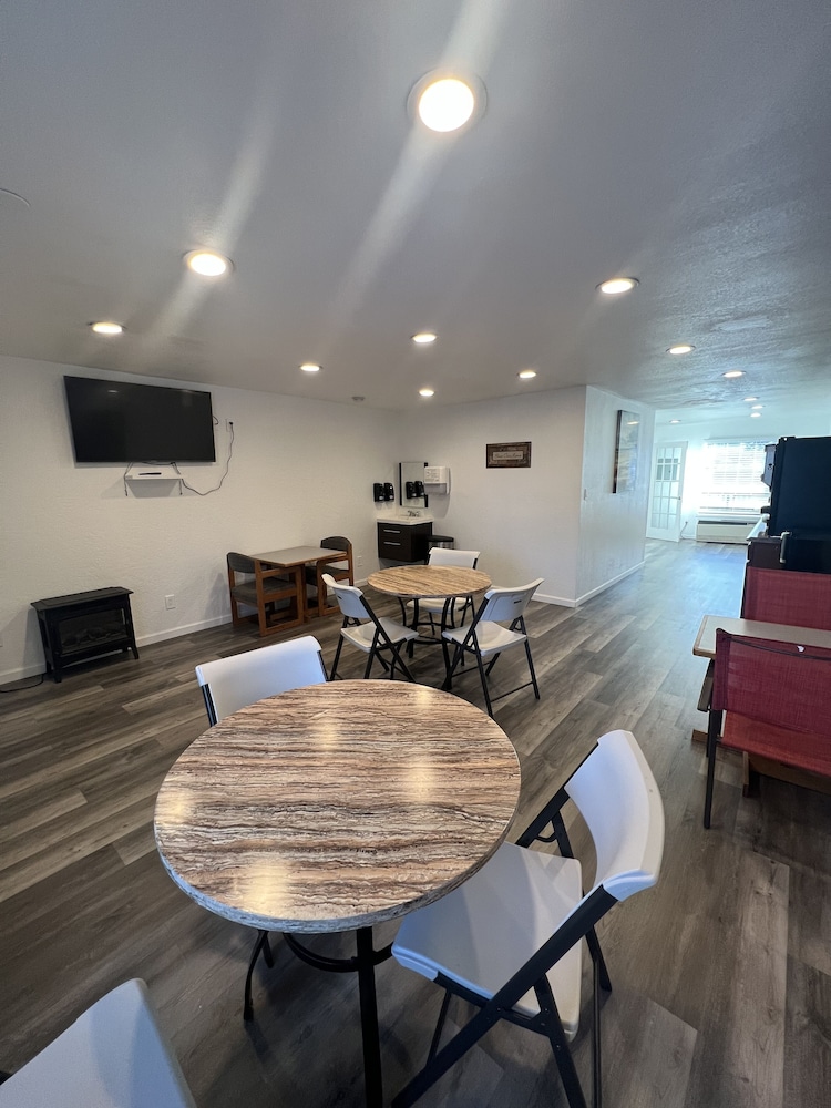 Cedarwood Inn of Ashland 53/66