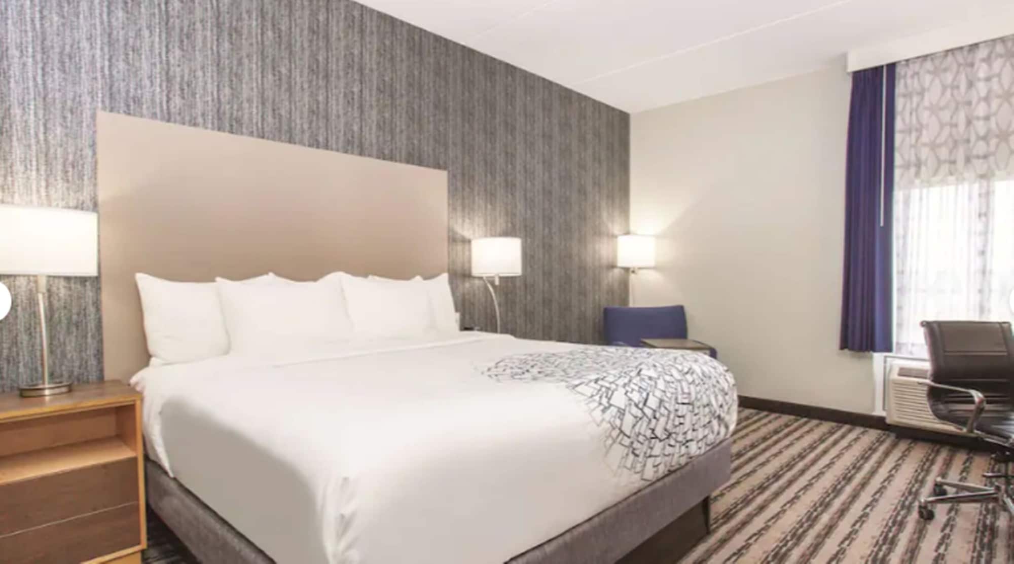 غرفة بسرير كينج، La Quinta Inn Suites By Wyndham Buffalo Amherst 6/9
