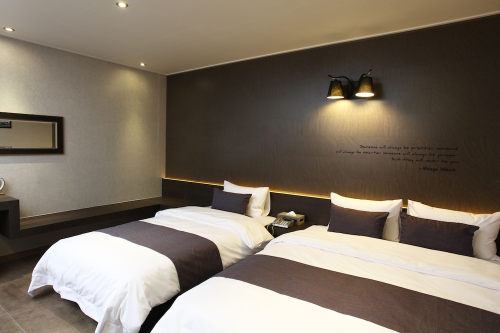 S Hotel 9/44