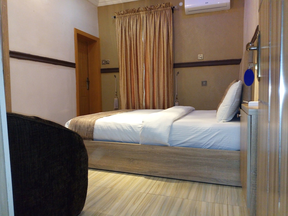 Euro Lounge And Suites 2/16