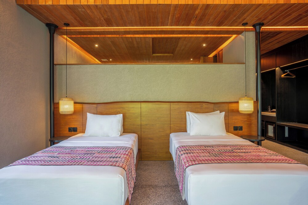 SUITE, TWIN BEDS