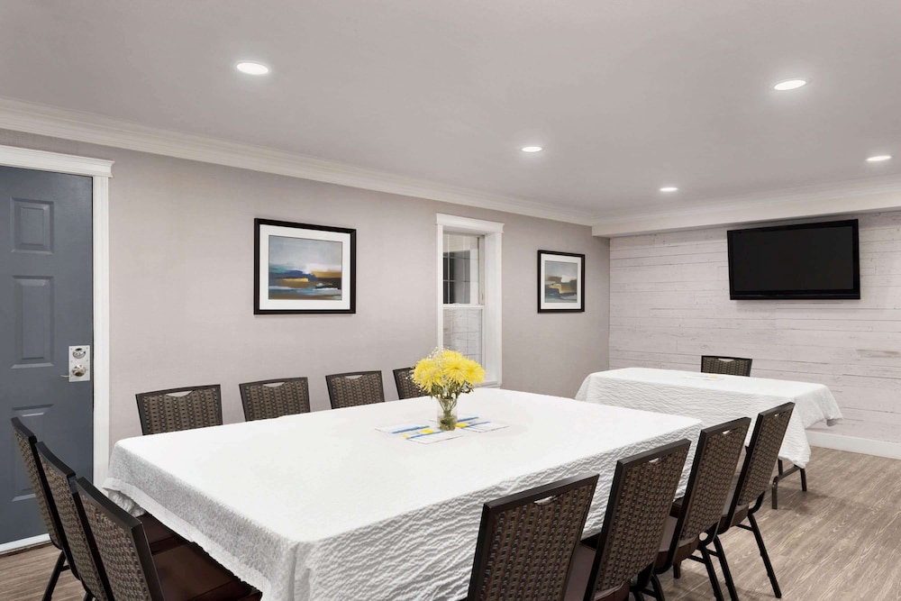 Days Inn By Wyndham Kelowna 32/37