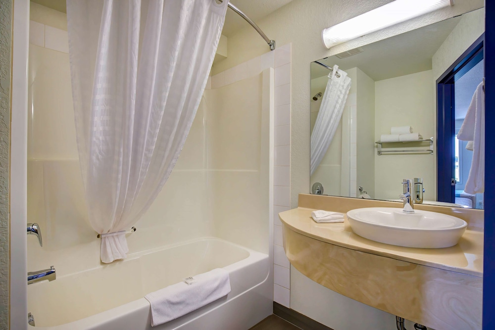 Motel6 Grande Prairie, AB 63/65