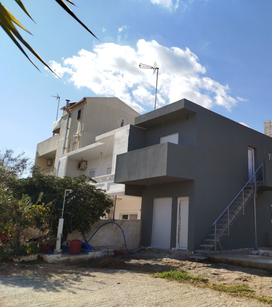 Zinovia Apartments 68/76