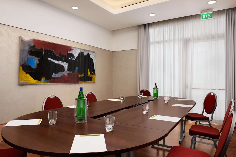 Hilton Garden Inn Rome Airport 65/75