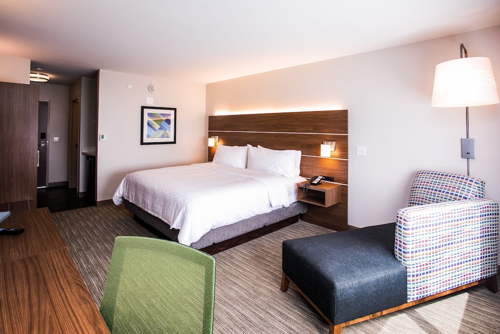 Holiday Inn Express & Suites Rehoboth Beach 17/51