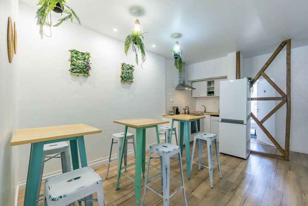 The Color Hostel 40/50