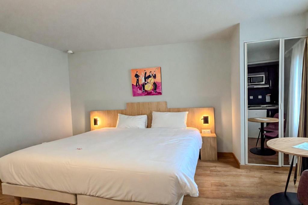 Superior, Studio, Queen Bed, No Balcony