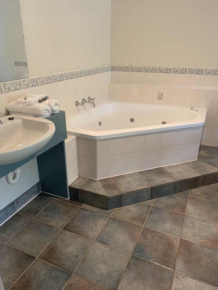 Arthur Phillip Motor Inn 34/36