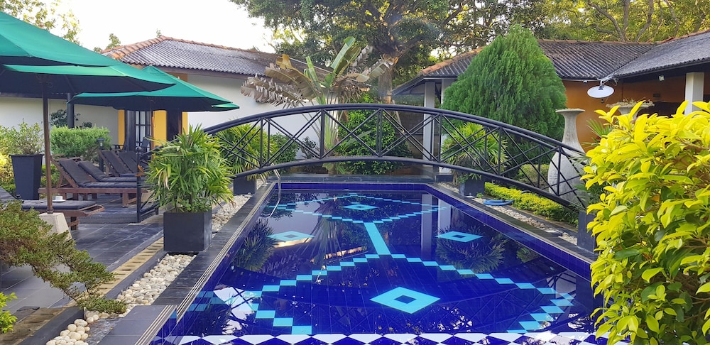 Flower Garden Lake Resort 24/50
