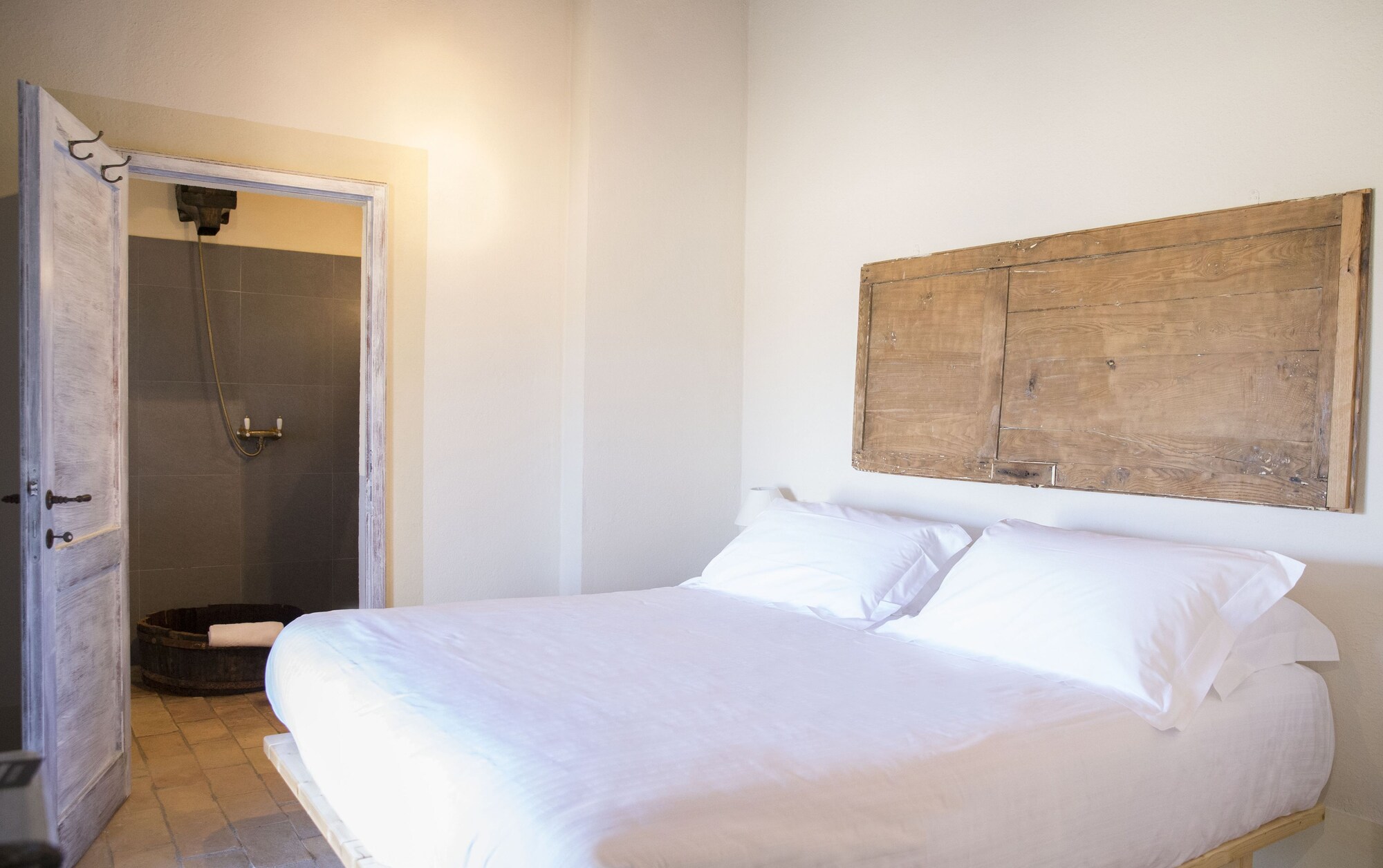Superior, Queen Bed, Valley View