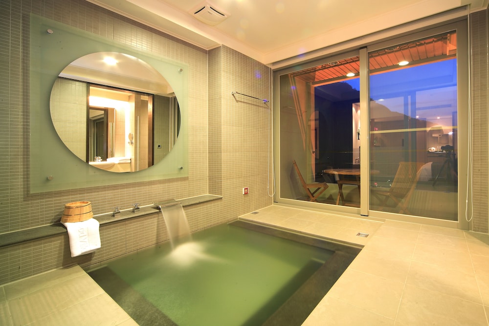 Cedarwood Villa 16/46