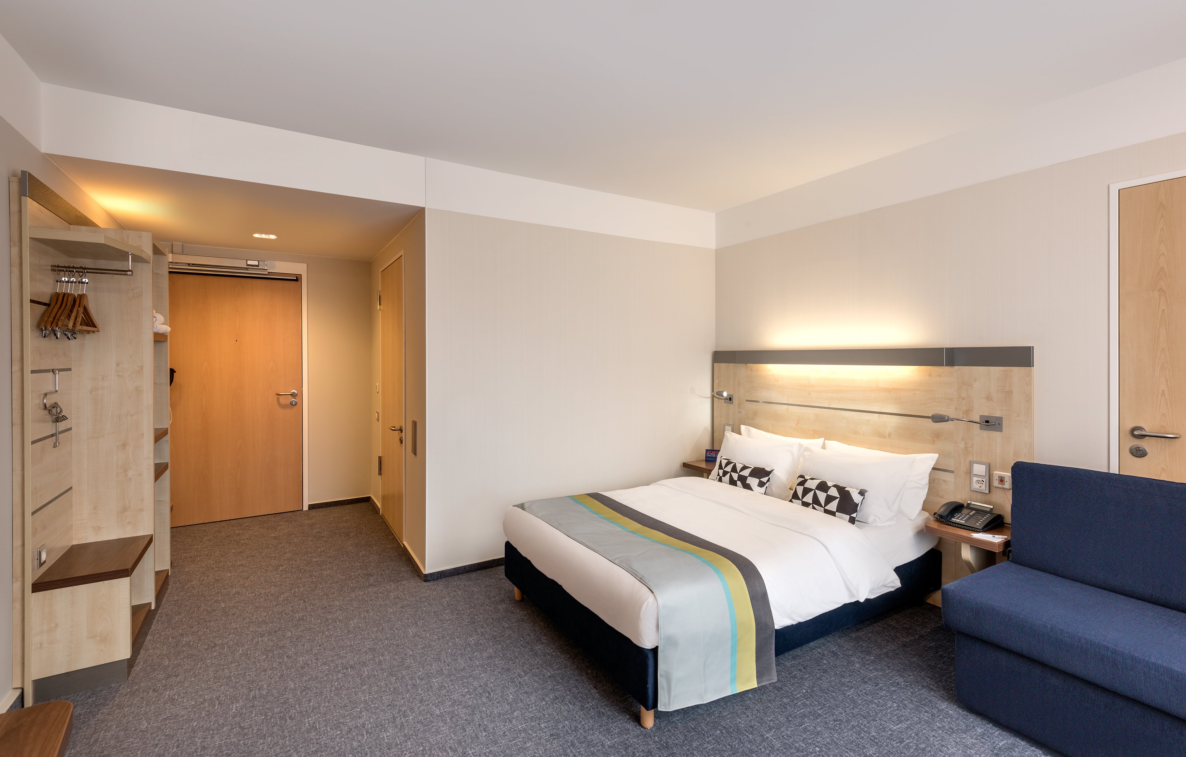 HOLIDAY INN EXPRESS SINGEN 22/72
