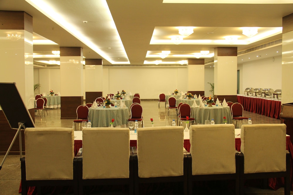 BHAWNA CLARKS INN 17/18