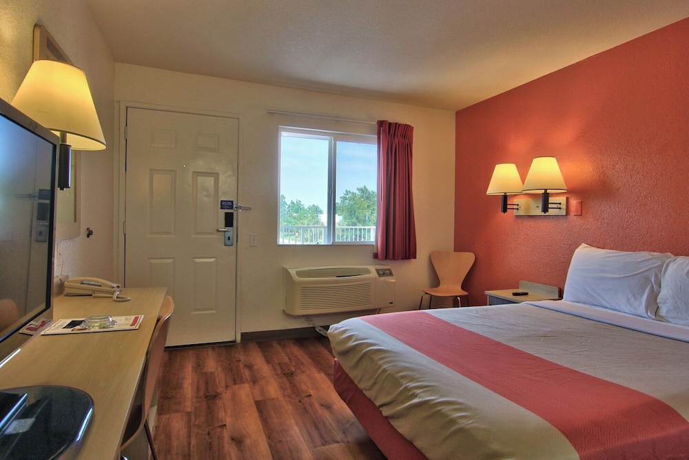DELUXE, QUEEN BED, SMOKING