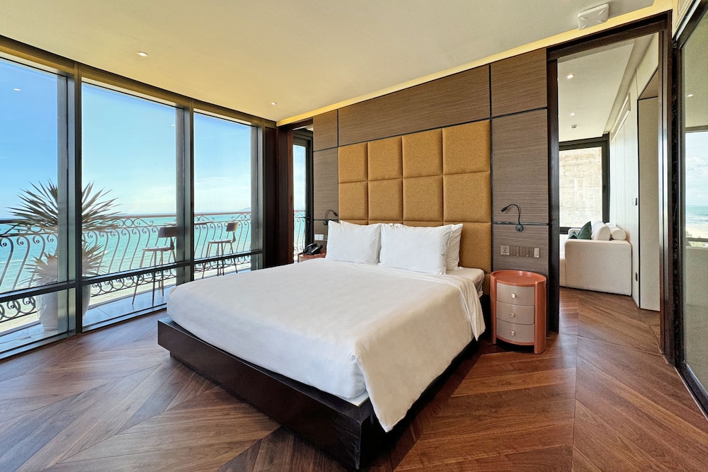 Presidential, Suite, Double Bed, Ocean View, Bathtub, Holiday Beach Hotel Danang 2/10