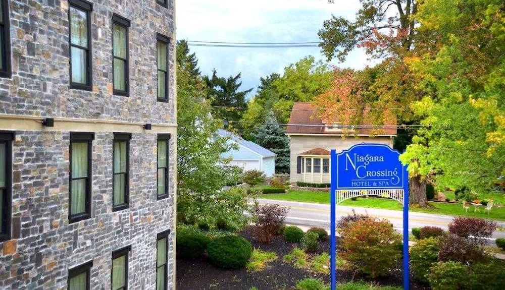 Niagara Crossing Hotel and Spa 37/39
