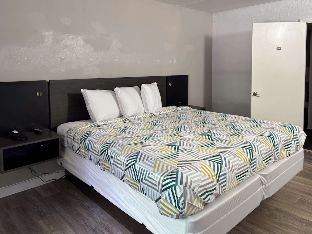 1 King Bed - Suite, Non-Smoking, Kitchen