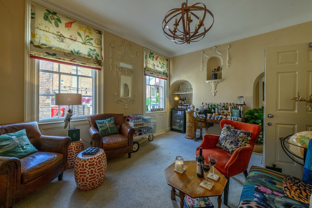 Darwin's Townhouse 30/49