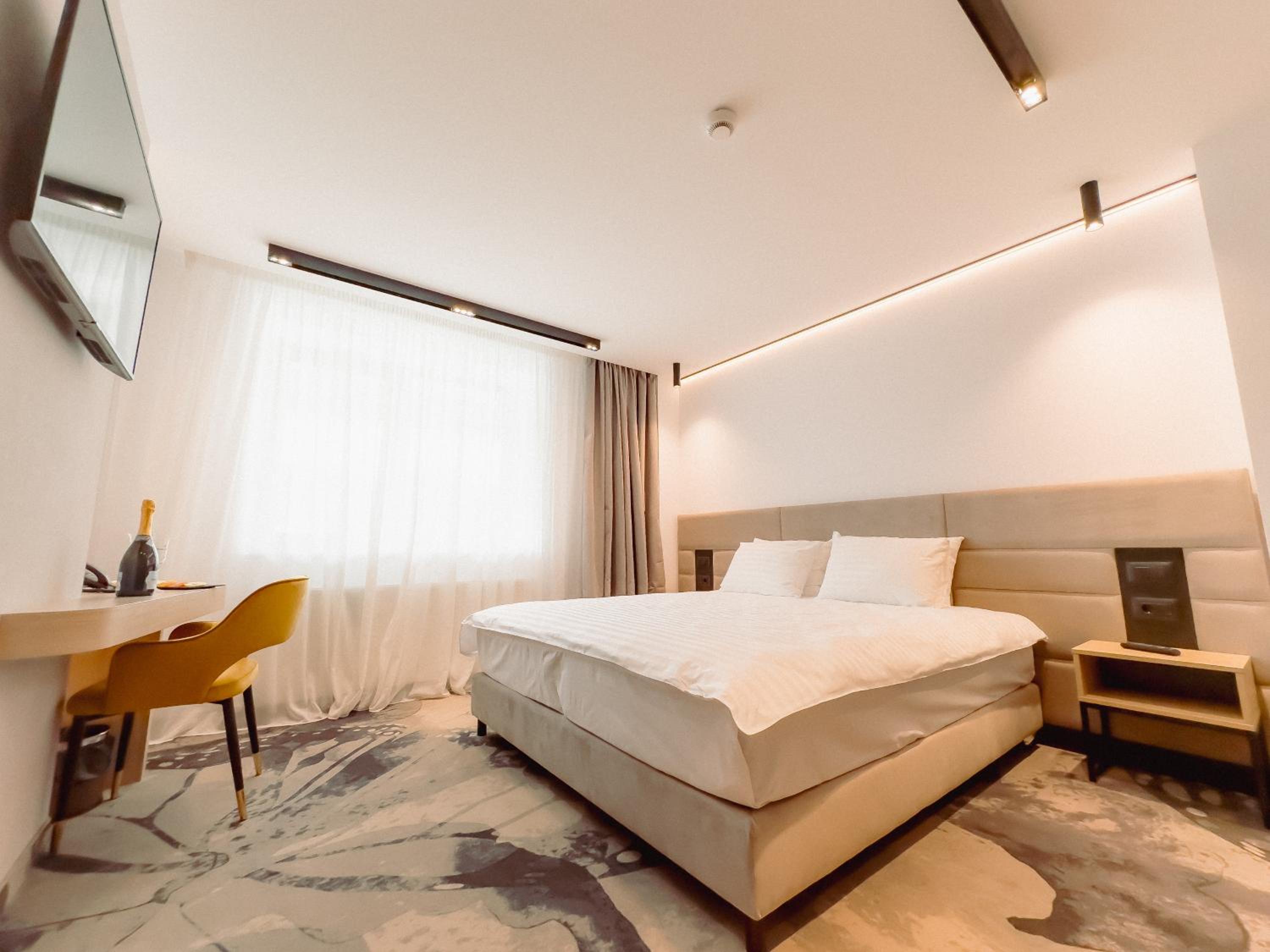 Executive, Suite, Pool Access