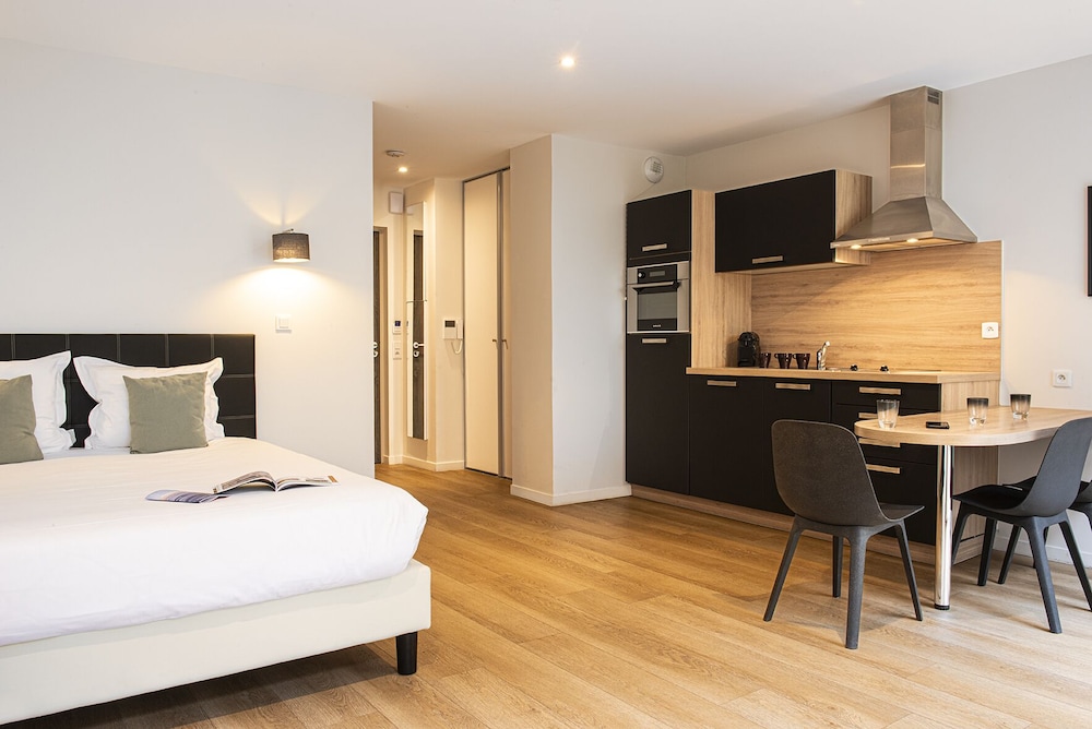 Studio, Double Bed, Sofa, Garden Area, Accessible