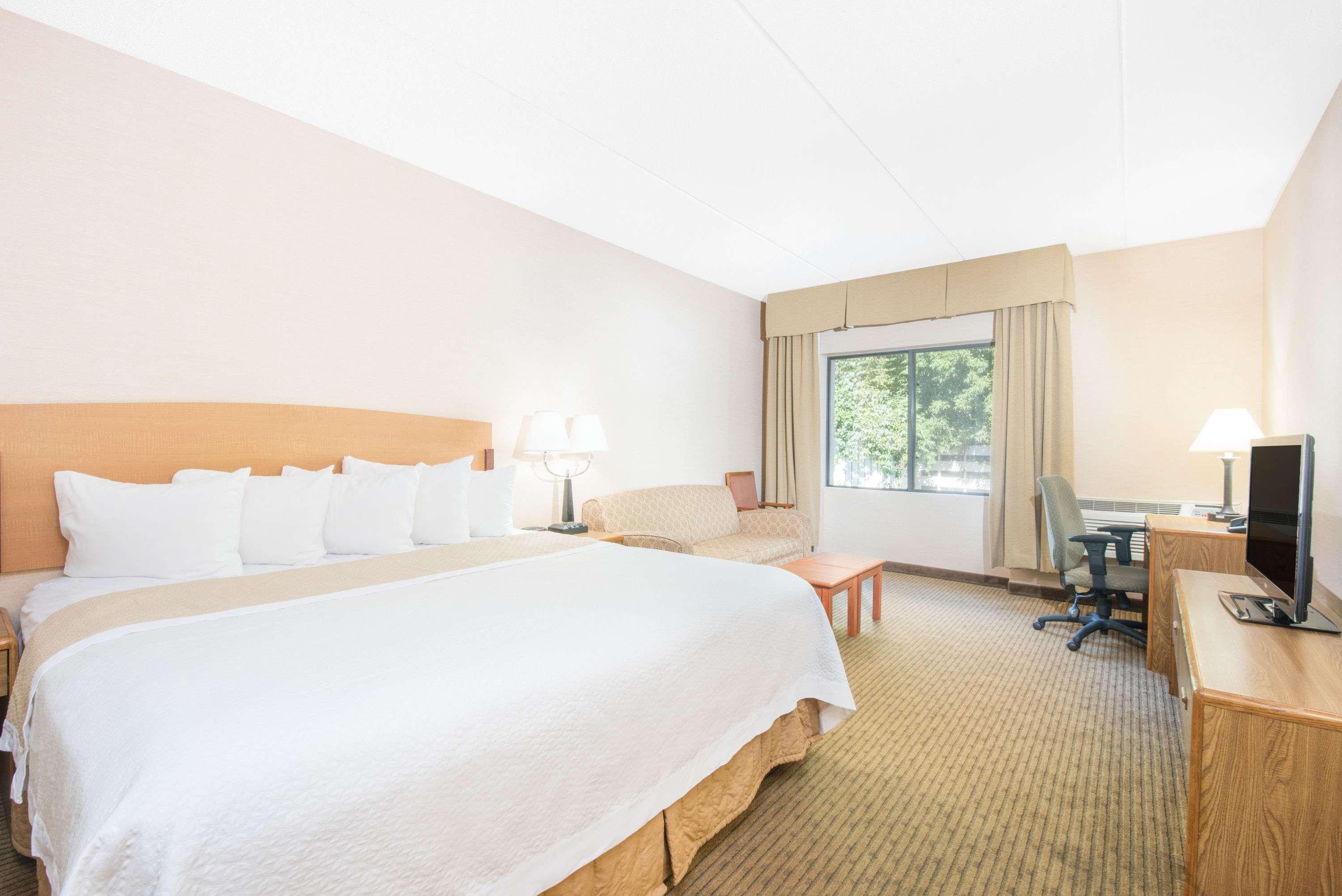 Room, 2 Queen Beds, Partial View