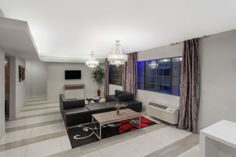 Ramada By Wyndham Culver City 32/49