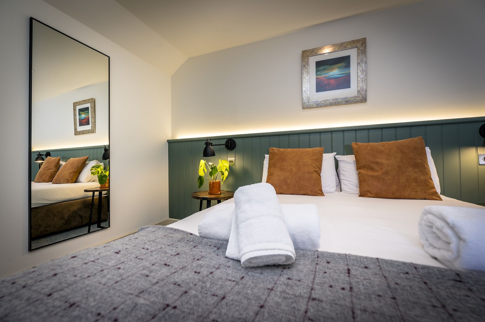 ROOM, DOUBLE BED