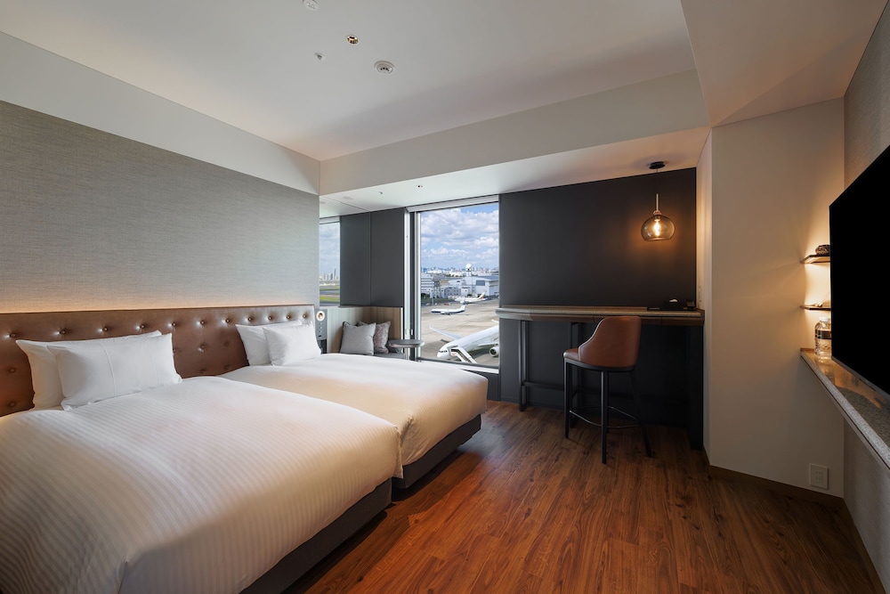 SUPERIOR, TWIN BEDS, AIRPORT VIEW
