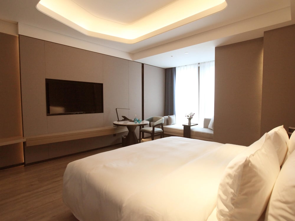 DELUXE, KING BED