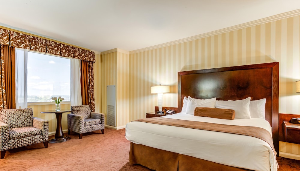DELUXE, KING BED