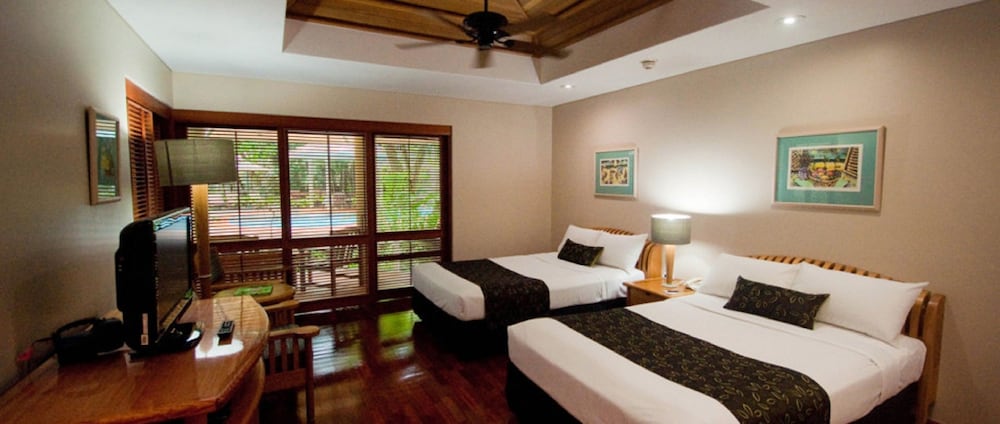 GREEN ISLAND RESORT 4/28