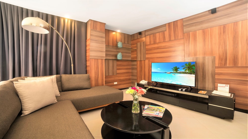 Court Meridian Hotel And Suites 19/36