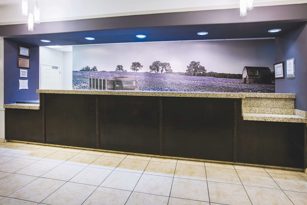La Quinta Inn and Suites by Wyndham Brownwood 11/37