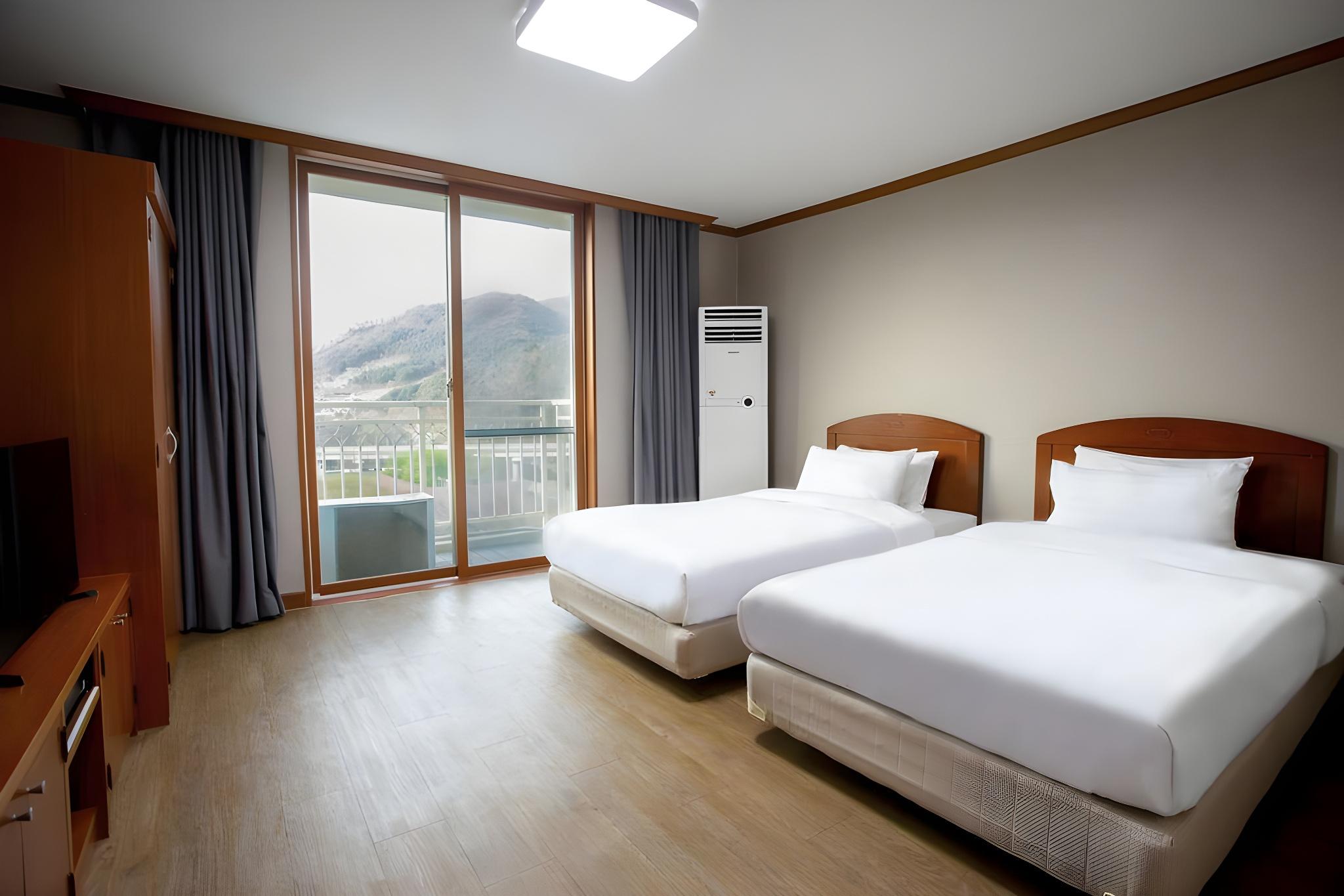 1 Bedroom, Condo, Deluxe, 4 Beds, Mountain View, Ondol or Chenette