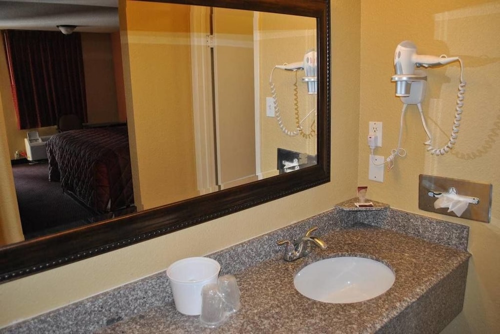 Executive Inn 34/35
