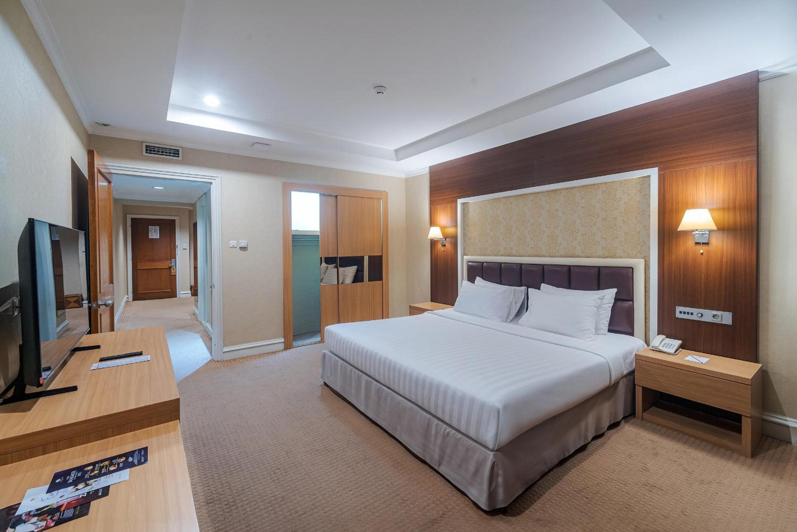 Business, King Bed