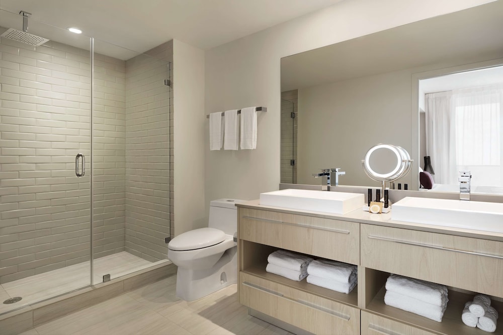 Suite, King Bed, 2 Double and Twin Beds, Corner، Hyde Beach House 8/8