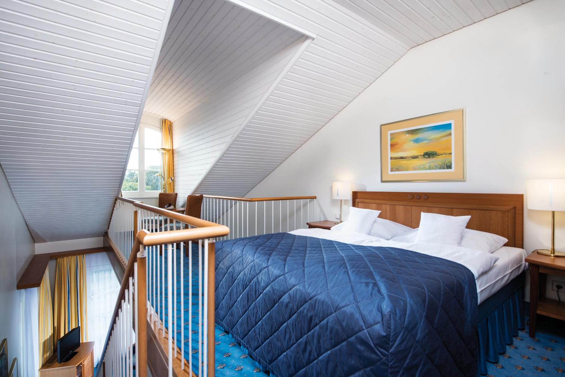 Junior Suite, King Bed, Balcony, South Side
