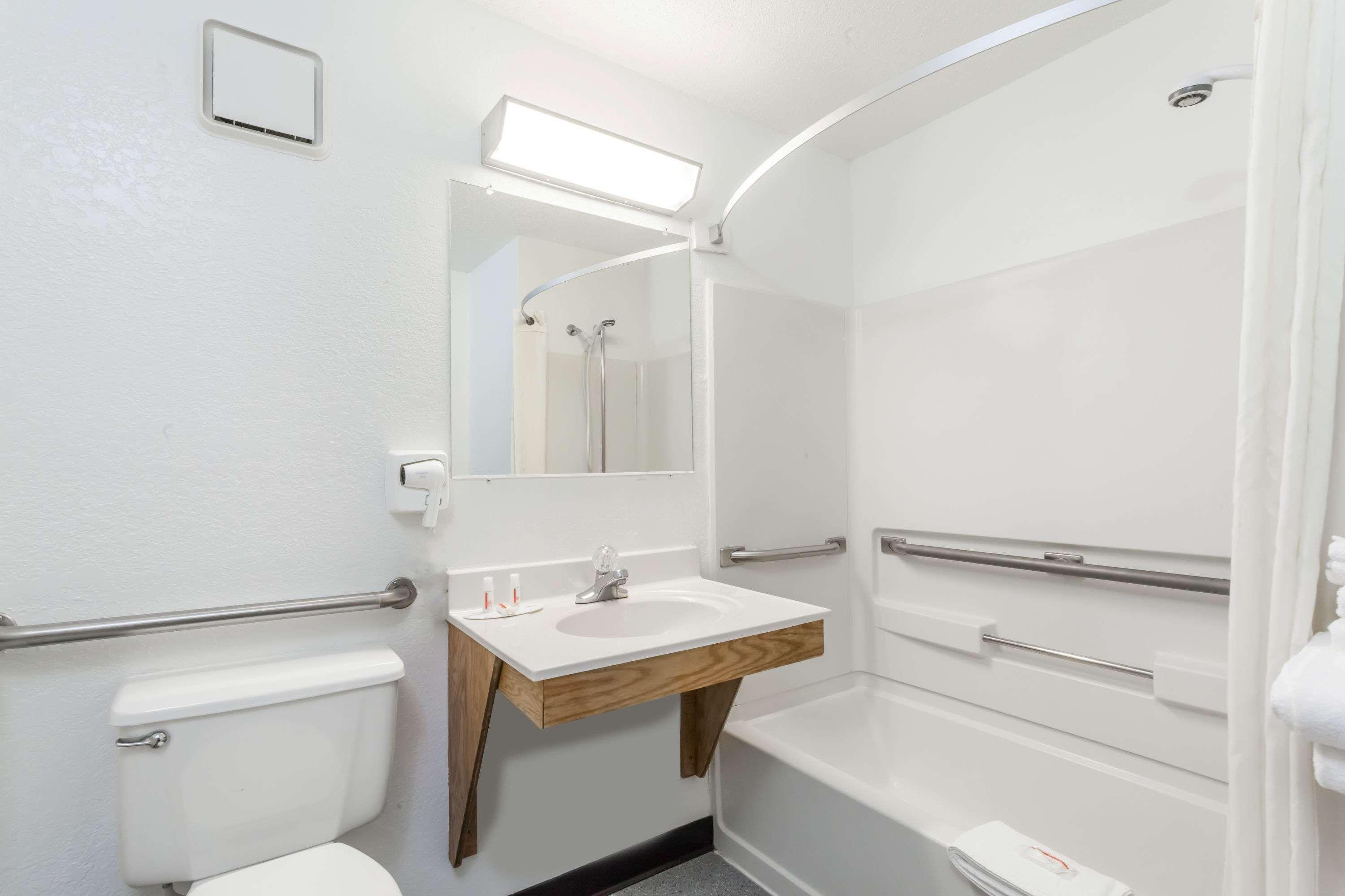 Super 8 by Wyndham Norwich 28/28