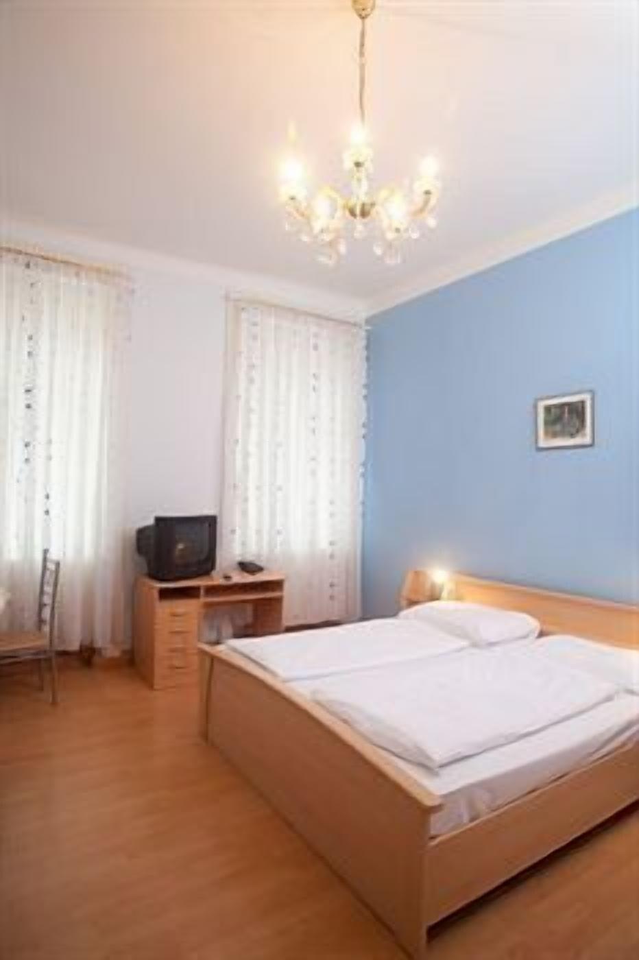 Room, Quadruple